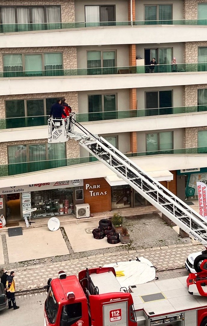 Kız arkadaşı ile tartışan gen&ccedil; &ccedil;atıya &ccedil;ıktı
