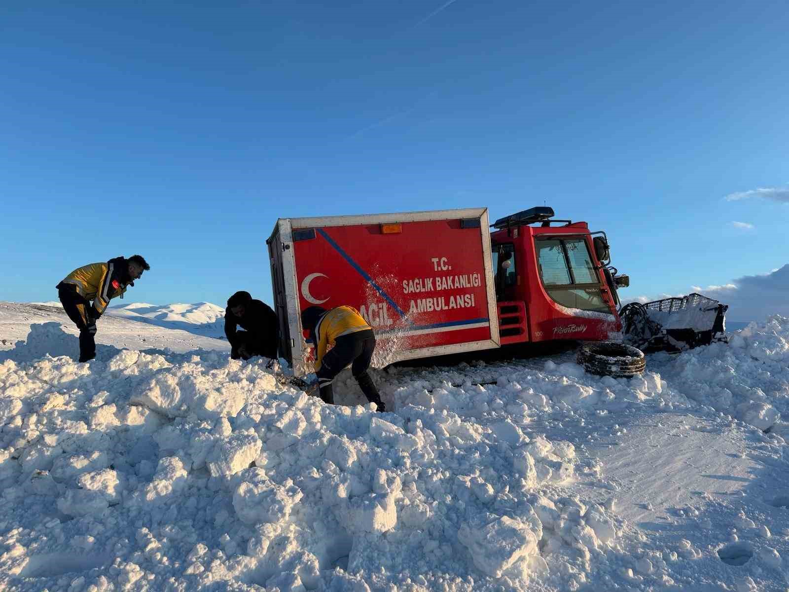 Ağrı&rsquo;da hamile kadın 6 saatlik kurtarma operasyonuyla hastaneye yetiştirildi
