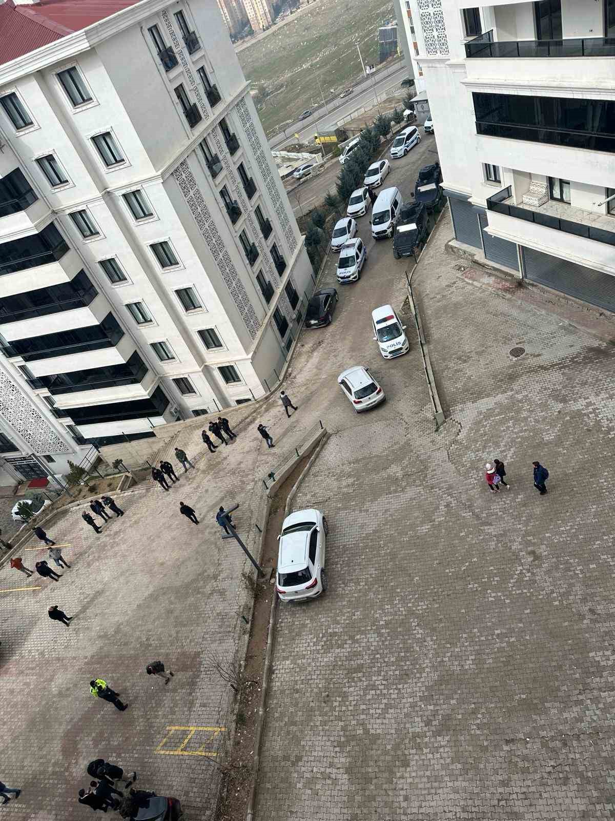 Şırnak&rsquo;ta &ccedil;ocuklar biri patlamış 2 havan mermisi buldu
