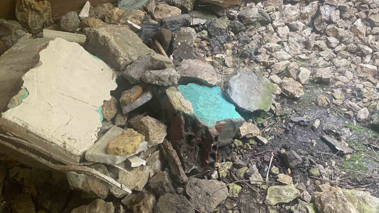 Kayan toprak evin duvarını yıktı 