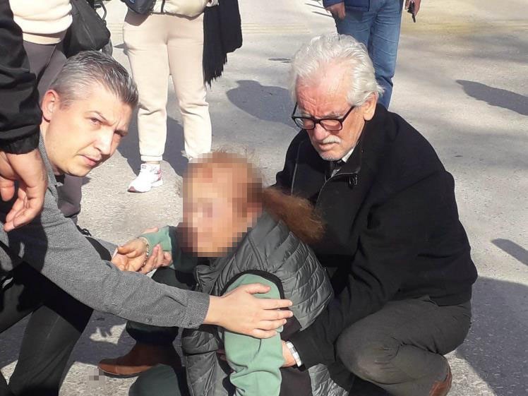 Motosikletle yaya geçidindeki yayalara çarptı, 2 kişi yaralandı