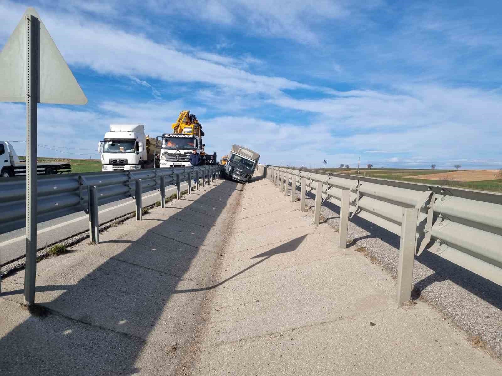 Edirne’de ilginç kaza: Kamyonet bariyerlerin ortasında mahsur kaldı