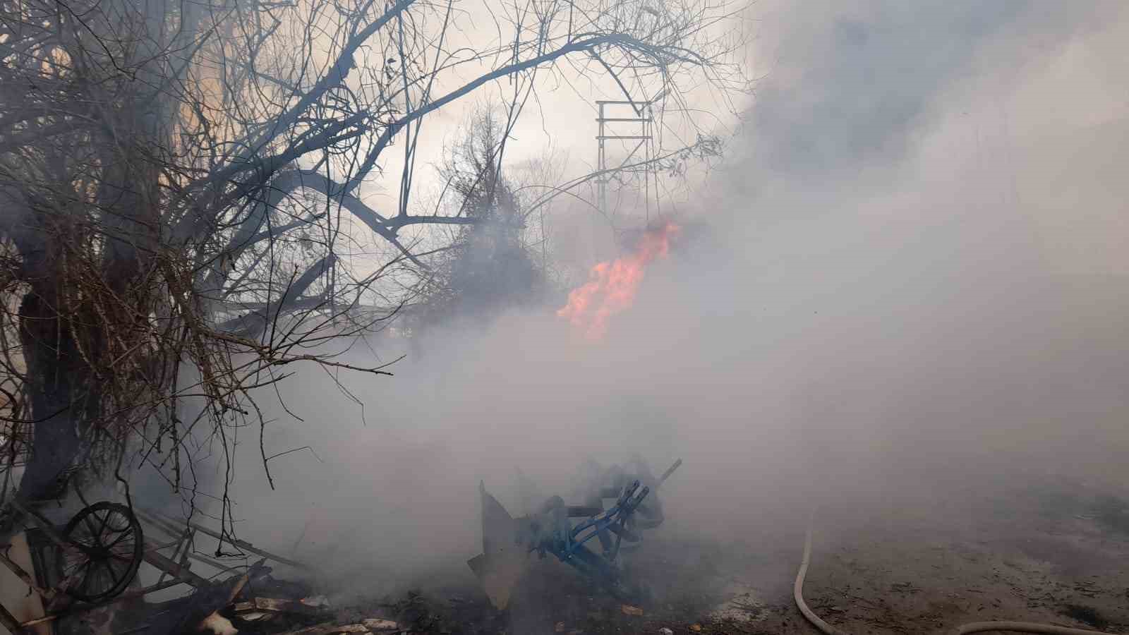 Tokat&rsquo;ta bah&ccedil;ede &ccedil;ıkan yangın şantiyeye sı&ccedil;radı
