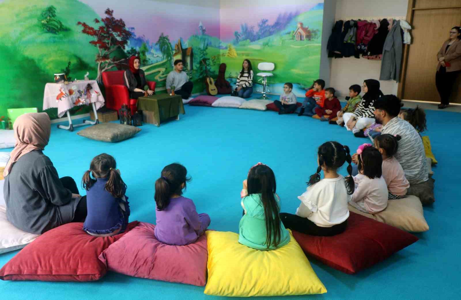 Unutulmaya y&uuml;z tutan masal geleneğini yaşatmaya &ccedil;alışan &uuml;niversite &ouml;ğrencileri anaokulu &ouml;ğrencilerine derste masal anlatıyor
