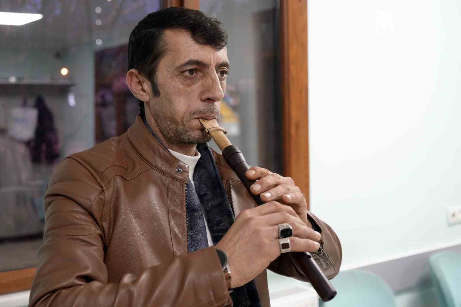 Gümüşhane’nin eğlenceli dolmuş şoförü çaldığı mey ile Afrikalı öğrencilere türkü ziyafeti çekti