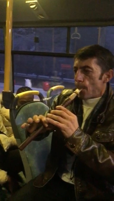 G&uuml;m&uuml;şhane&rsquo;nin eğlenceli dolmuş şof&ouml;r&uuml; &ccedil;aldığı mey ile Afrikalı &ouml;ğrencilere t&uuml;rk&uuml; ziyafeti &ccedil;ekti
