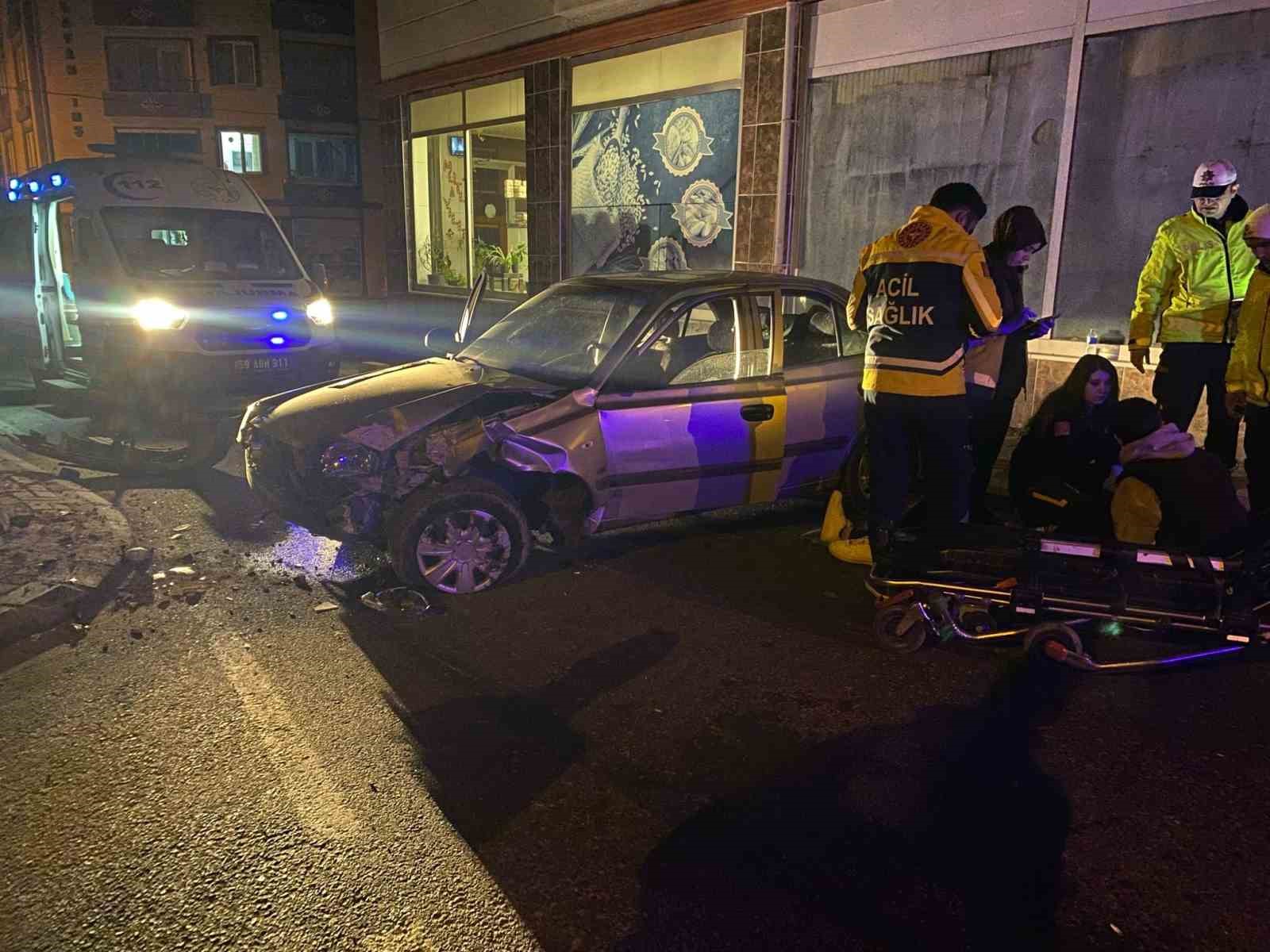 Otomobil duvara &ccedil;arptı: 3 yaralı
