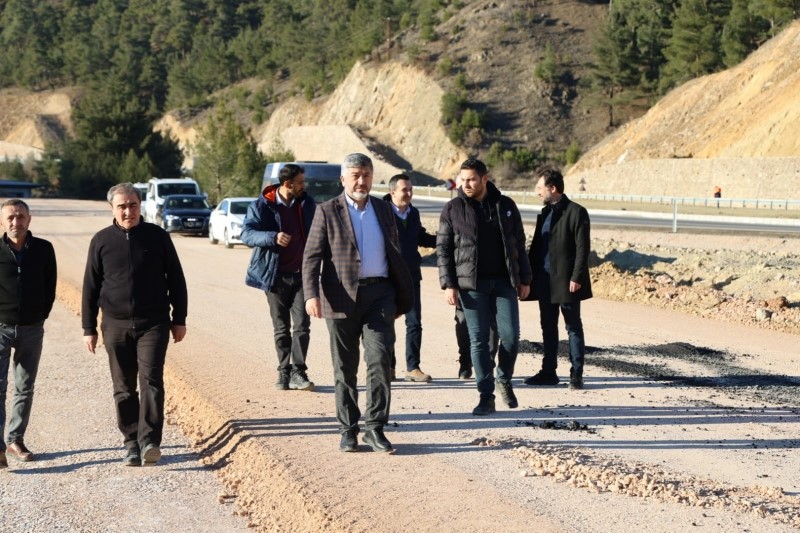 Gediz Ilıca Termal Tatil K&ouml;y&uuml;ne kavşak asfalt &ccedil;alışması
