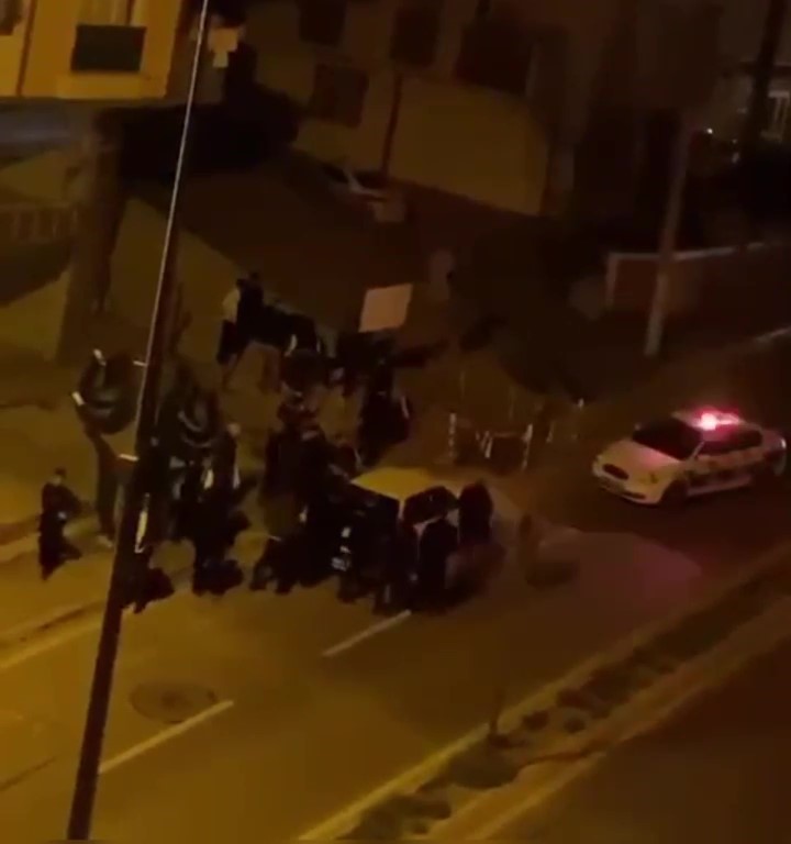 Cadde ortasında iki grup arasında tekmeli, yumruklu kavga