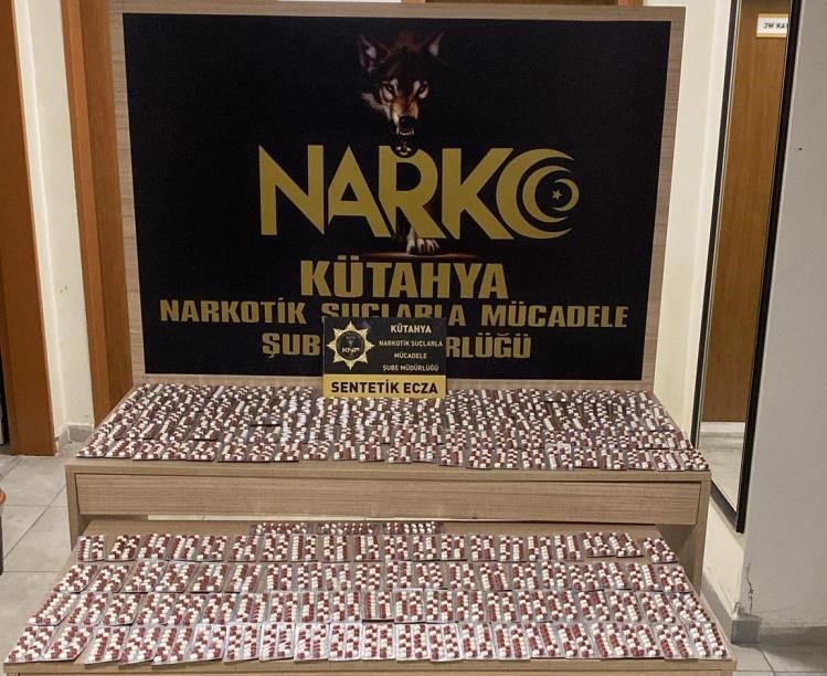 Kütahya’da bir yolcunun çantasında 2 bin 590 adet sentetik ecza hap ele geçirildi