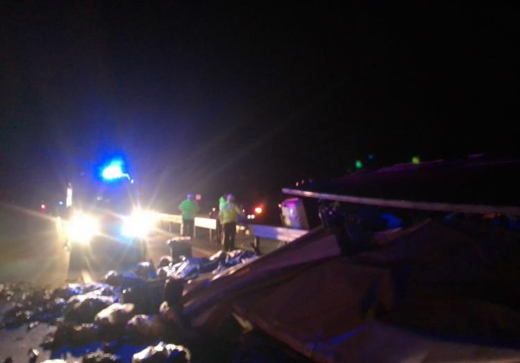 Burdur’da sebze yüklü tır devrildi, 3 kişi yaralandı