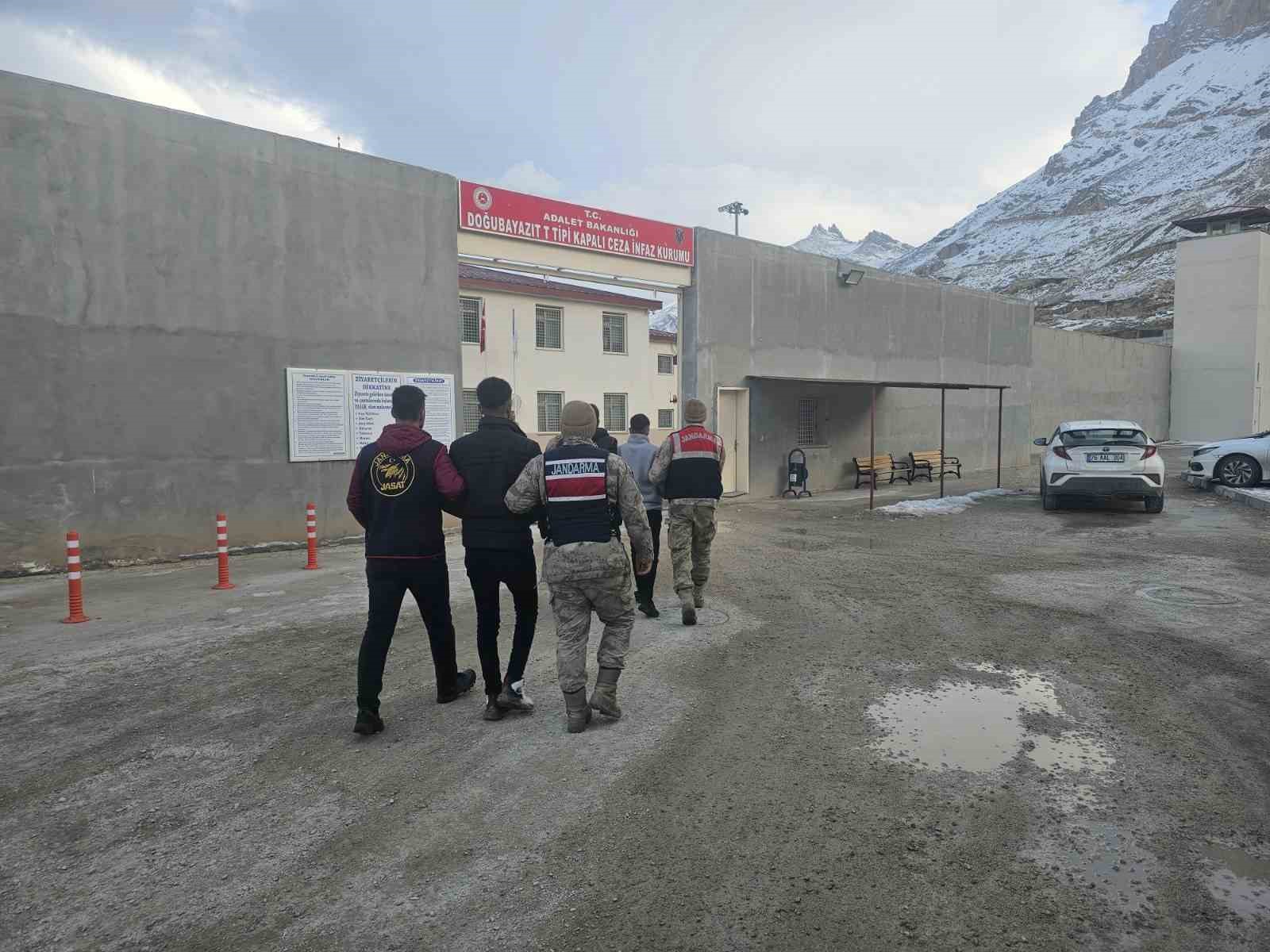 Ağrı’da 3 firari yakalandı