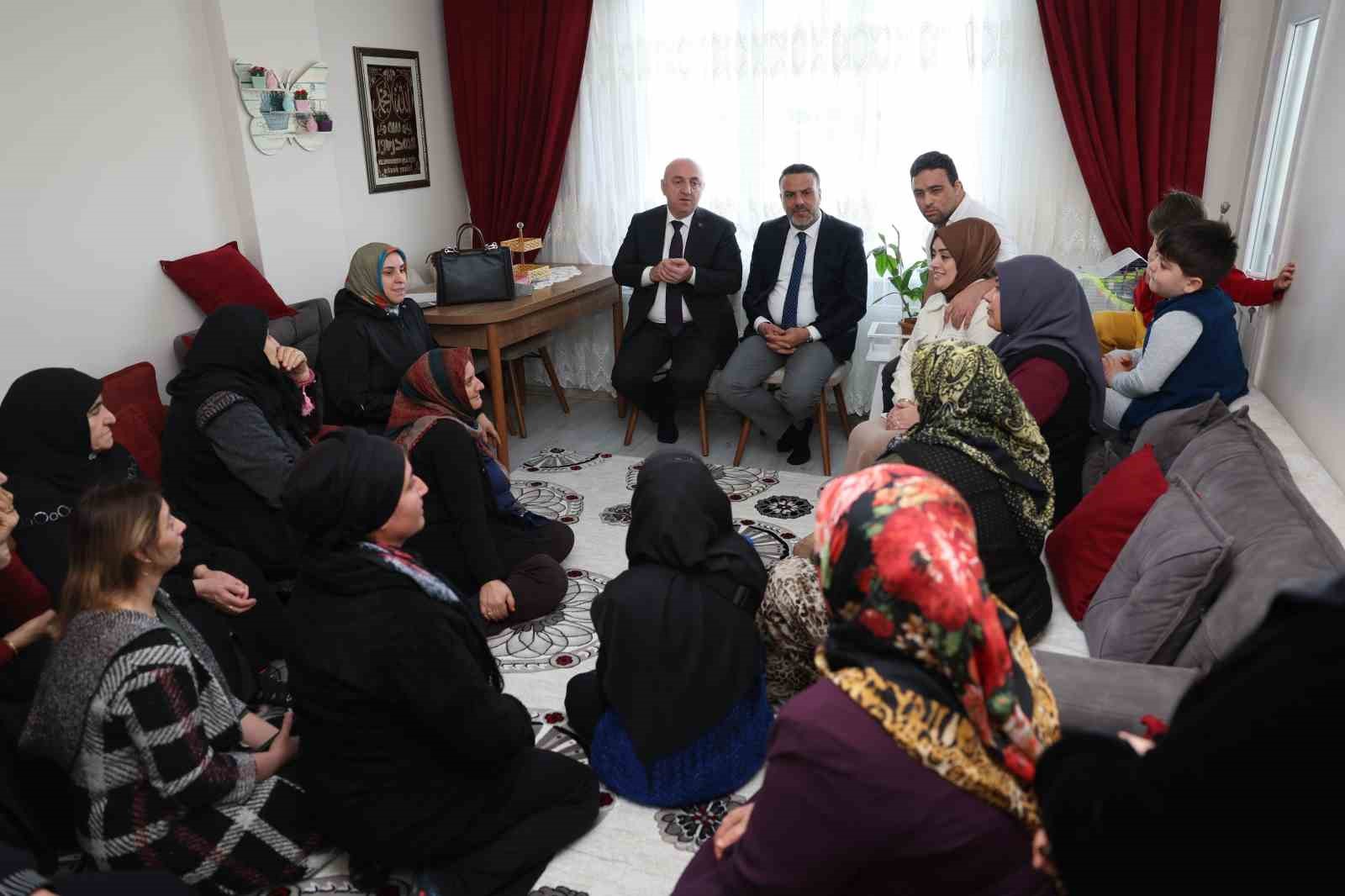 Başkan Bıyık, kapı kapı dolaşarak sorunlara çözüm üretiyor