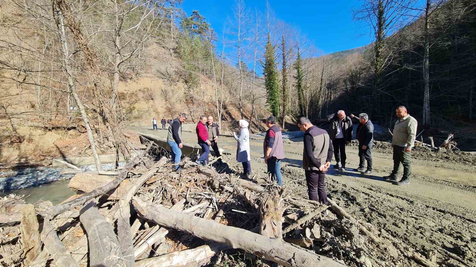 Sel felaketinde ağır hasar alan k&ouml;pr&uuml;n&uuml;n yerine ahşap k&ouml;pr&uuml;
