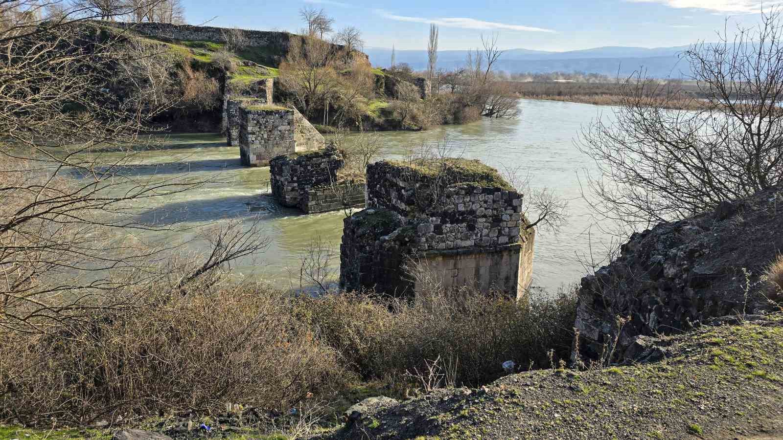 Tokat ile Amasya&rsquo;yı birbirine bağlayan tarihi k&ouml;pr&uuml;den geriye sadece ayakları kaldı

