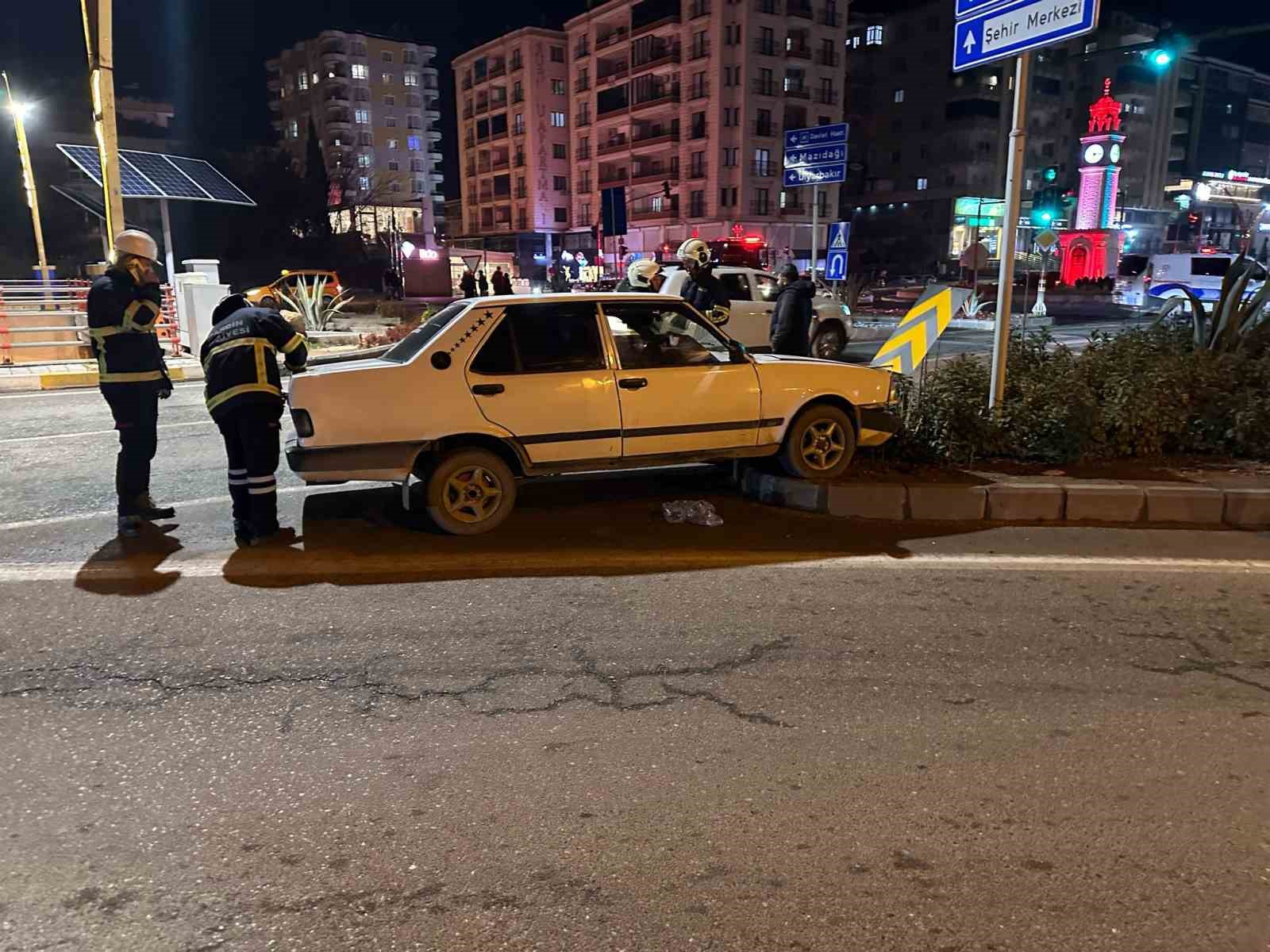 Mardin’de otomobil kavşağa girdi: 2 yaralı