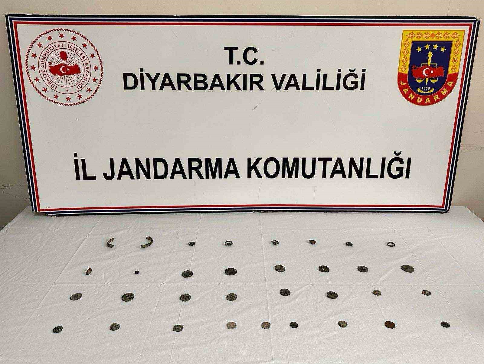 Diyarbakır’da 33 adet tarihi obje satmaya çalışan 3 şüpheli yakalandı