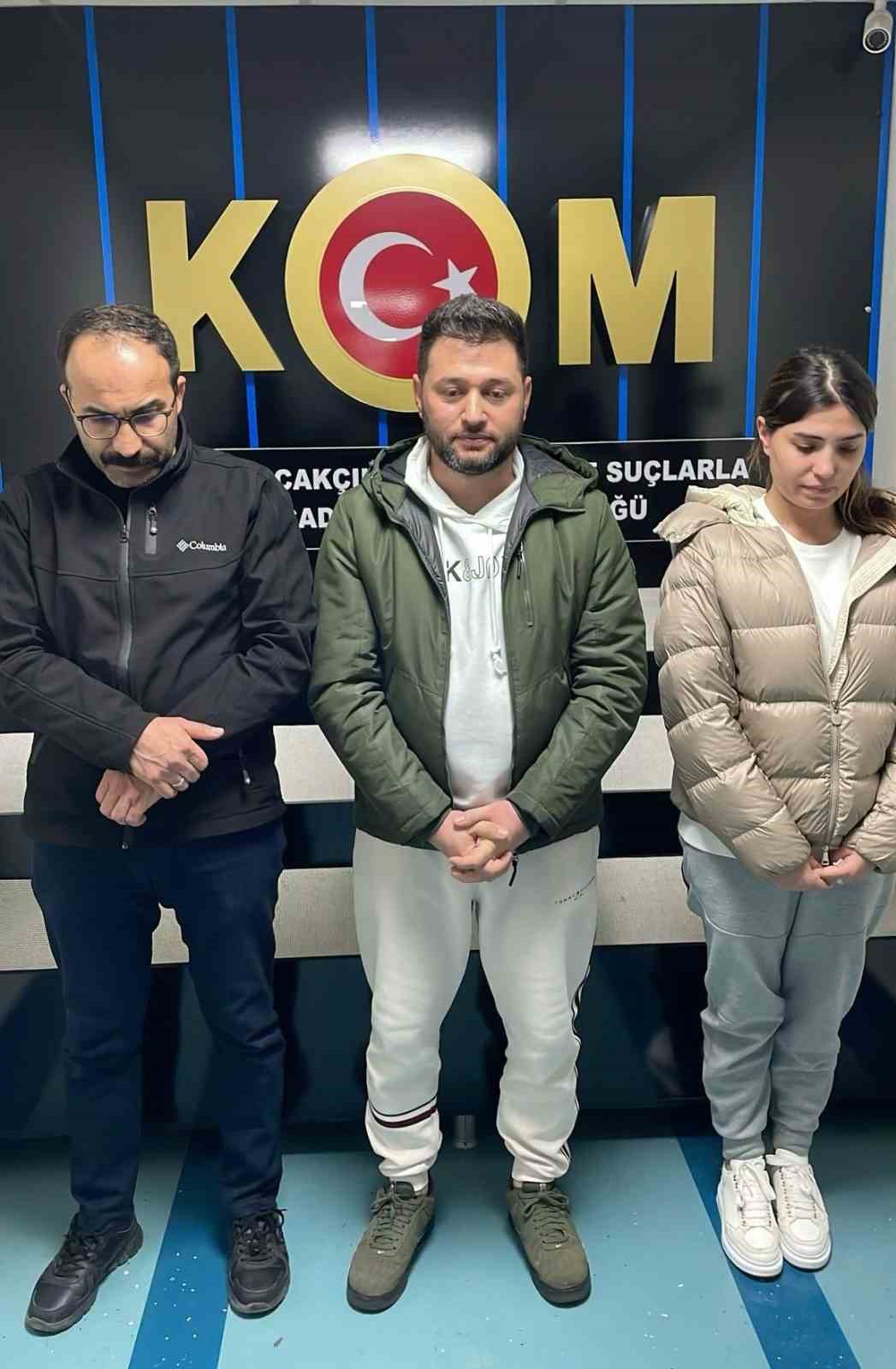 İzmir&rsquo;de, y&uuml;ksek faiz vaadiyle 3 bin 100 kişiden 5 milyar 123 milyon TL para topladığı belirtilen ve FET&Ouml;&rsquo;den ihra&ccedil; edildiği ortaya &ccedil;ıkan Ocak&ccedil;ı Holding&rsquo;in sahibi Sedat Ocak&ccedil;ı ile eşi Se&ccedil;ilay Ocak&ccedil;ı&rsquo;nın da aralarında olduğu toplamda 32 ş&uuml;pheli, adliyeye sevk edildi.
