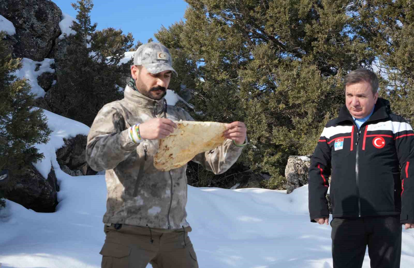 Ergan Dağında g&ouml;l manzarasına karşı kahvaltı keyfi
