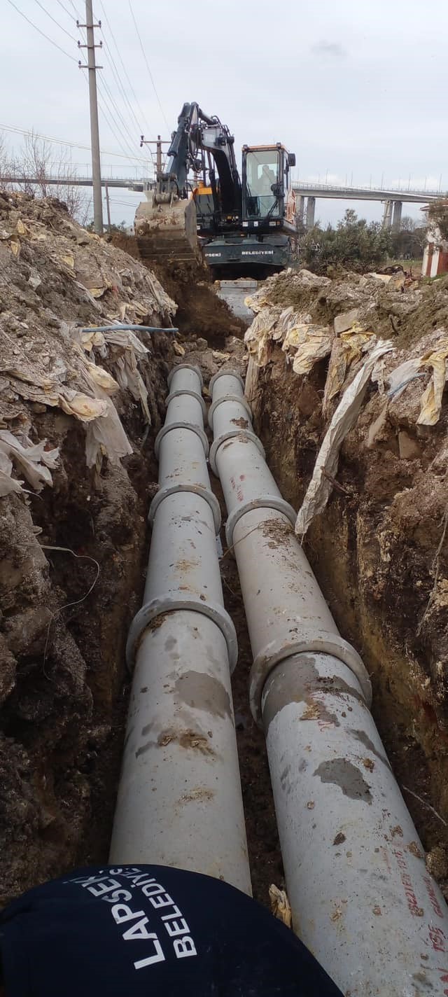 Lapseki Belediye ekipleri altyapıda titiz &ccedil;alışmalarını s&uuml;rd&uuml;r&uuml;yor
