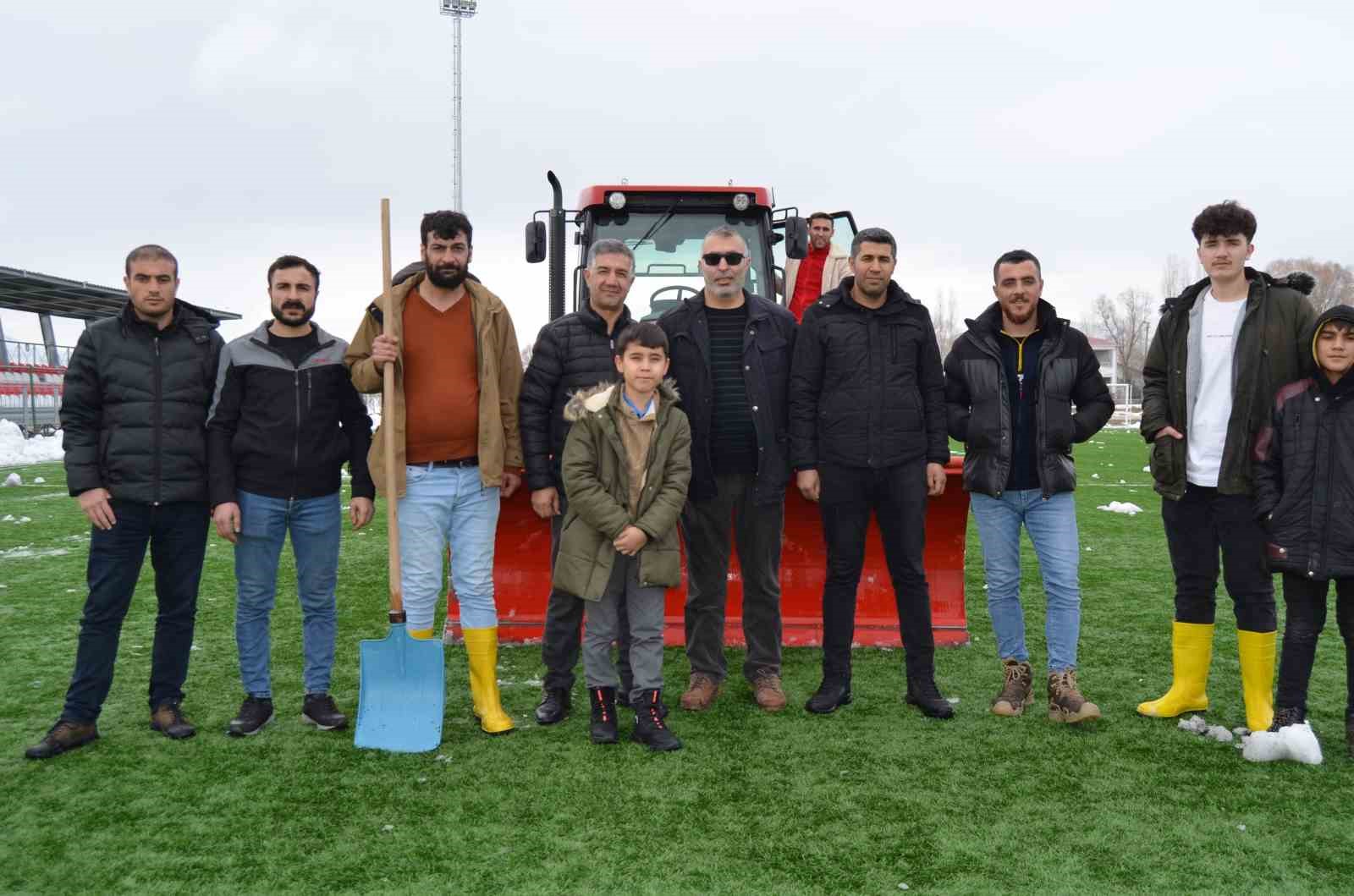 Diyarbakır Çınarspor ile Yeşil Vartospor maçı öncesi saha kardan temizlendi
