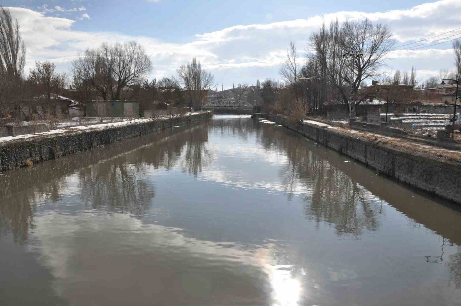 Kars &Ccedil;ayı&rsquo;nın buzları &ccedil;&ouml;z&uuml;ld&uuml;

