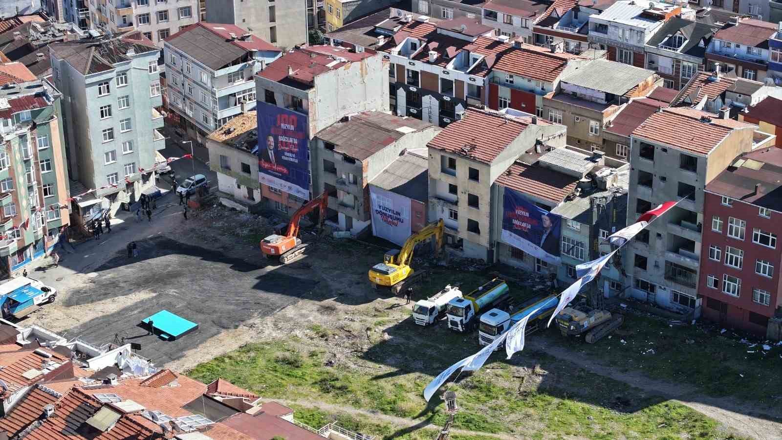 Bağcılar’da, Ece Sitesi’nin yıkımına başlandı