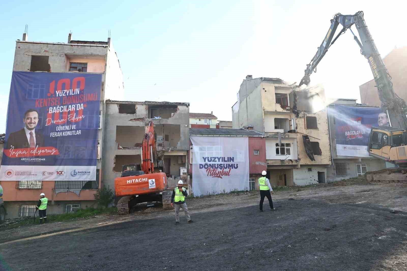 Bağcılar’da, Ece Sitesi’nin yıkımına başlandı
