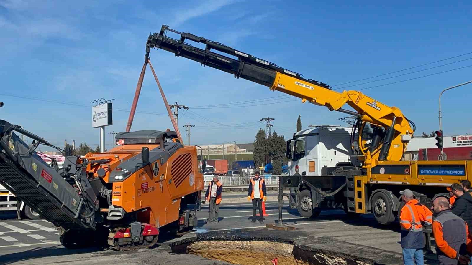KGM&rsquo;nin iş makinesi d&uuml;zeltmeye &ccedil;alıştığı &ccedil;ukuru obruğa &ccedil;evirdi
