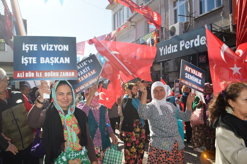 Ayvalık’ta Cumhur İttifakı Belediye Başkan adayı Gür sahaya indi
