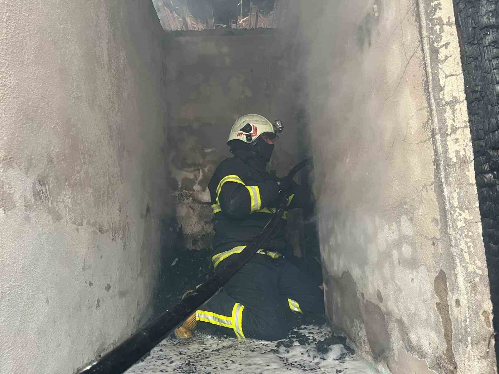 Tokat&rsquo;ta tek katlı ev &ccedil;ıkan yangında kullanılamaz hale geldi
