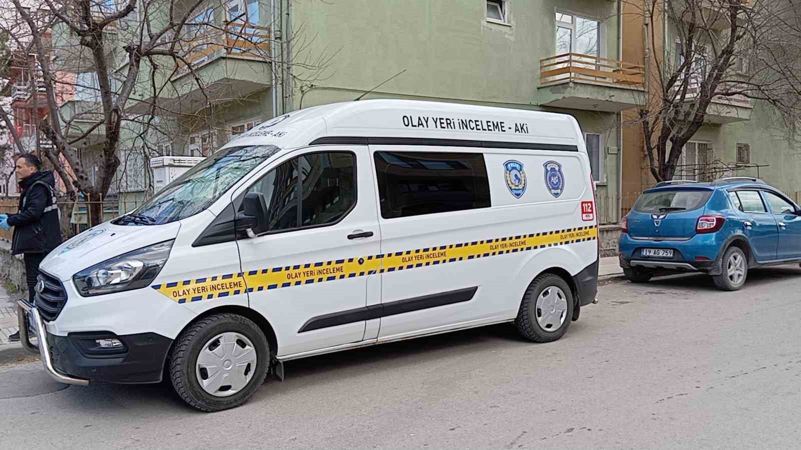 Yolda yürürken bıçaklı saldırıya uğrayan genç yaralandı