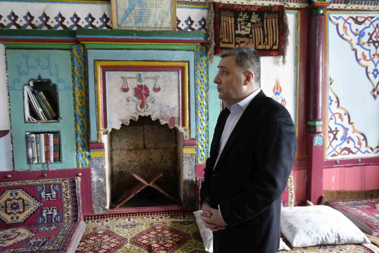 Vali Tanrısever, tarihi Sarıçiçek Köy Odaları’nda incelemelerde bulundu