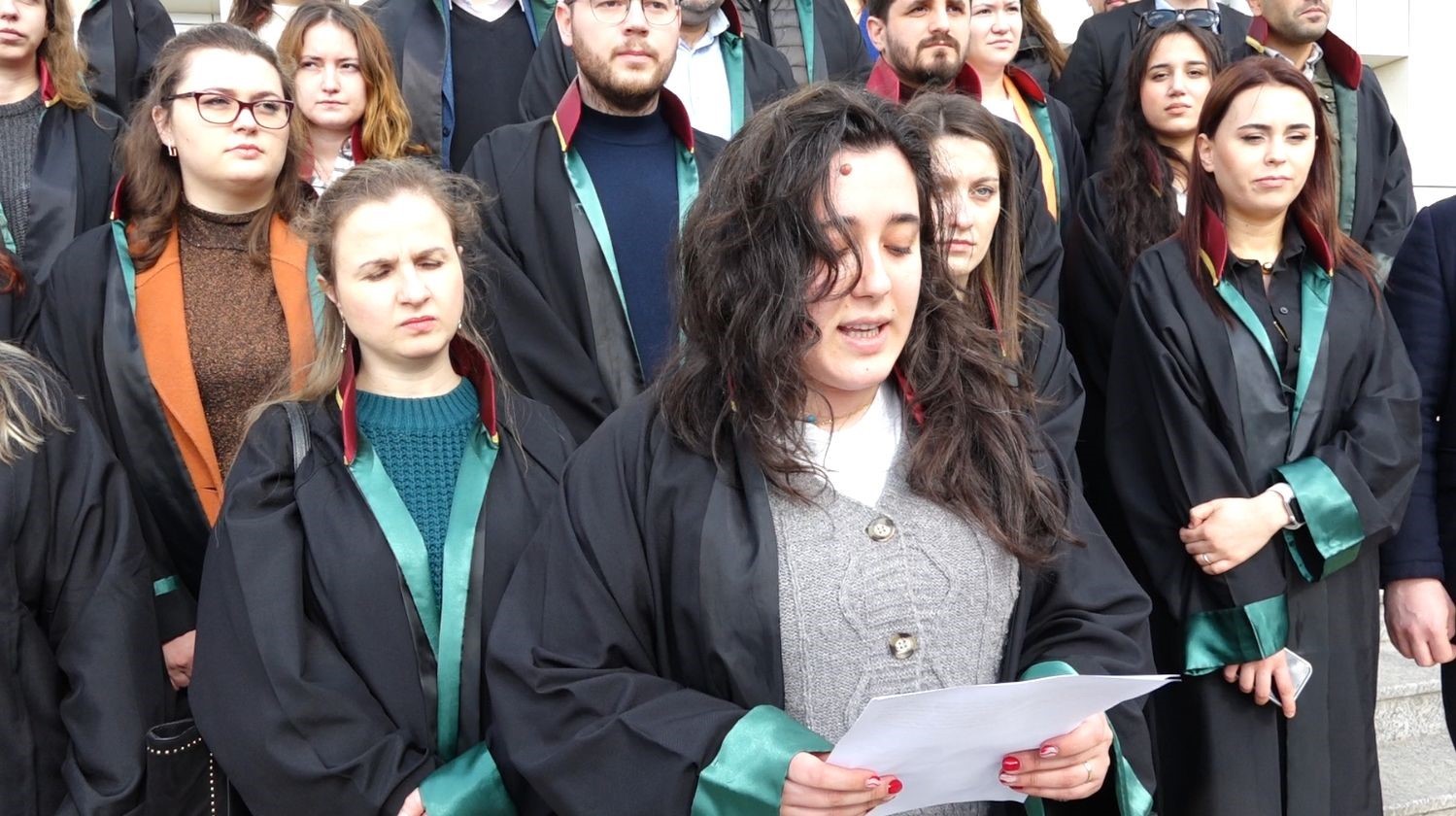 Avukatın bı&ccedil;akla tehdit edilmesine meslektaşlarından tepki
