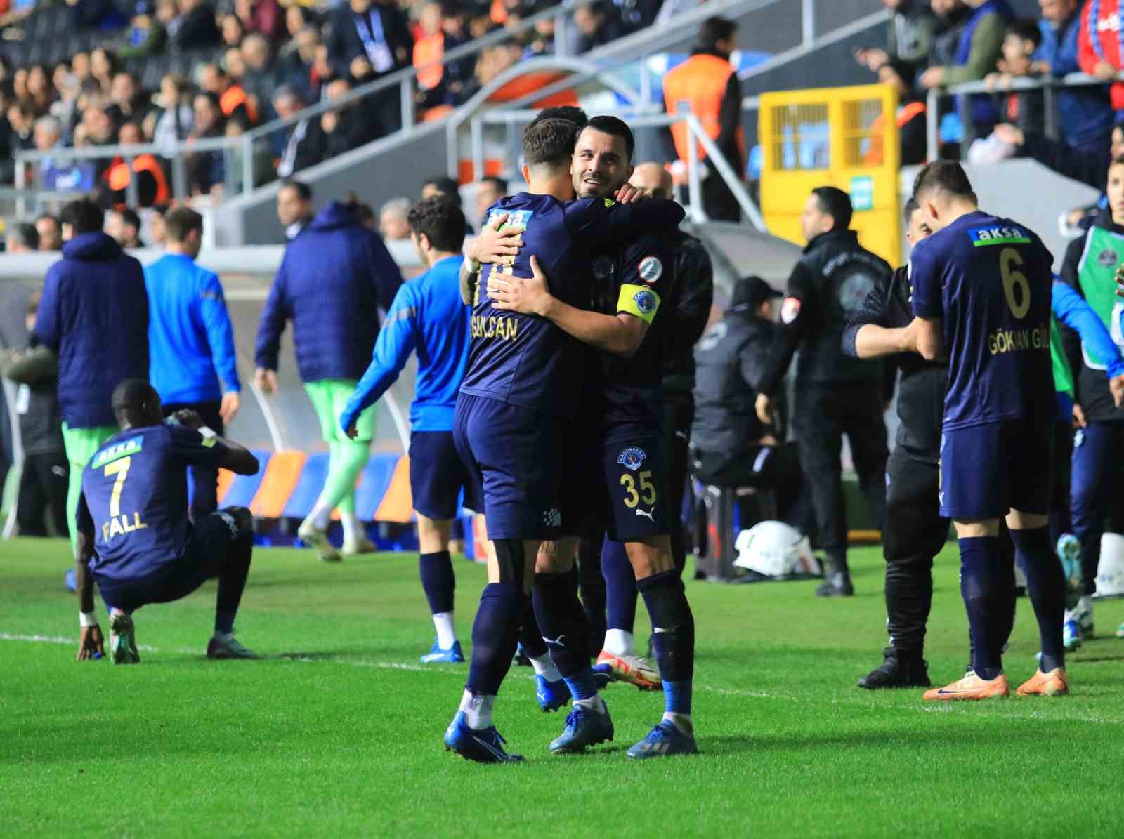Trendyol Süper Lig: Adana Demirspor: 0 - Kasımpaşa: 2 (İlk yarı)