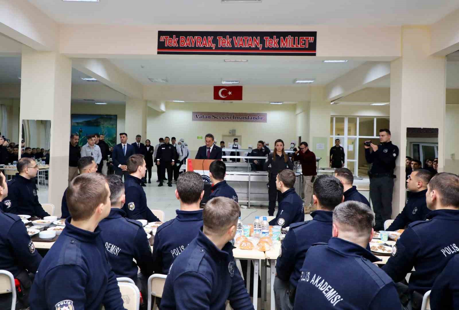 Vali Kara&ouml;meroğlu, polis adaylarıyla bir araya geldi
