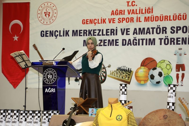 Ağrı&rsquo;da gen&ccedil;lere spor ve sanat malzemesi desteği
