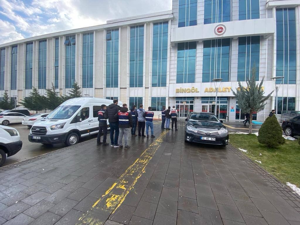 Bingöl’de hırsızlık ve uyuşturucu suçundan aranan 3 şahıs tutuklandı