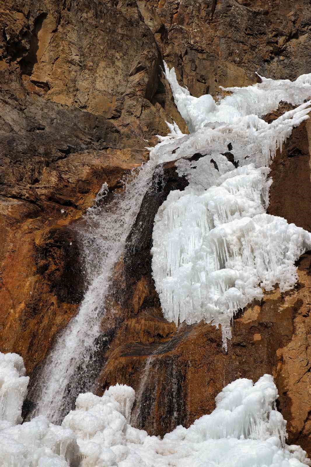 G&uuml;m&uuml;şhane&rsquo;deki Durmuşlu Şelalesi buz tuttu
