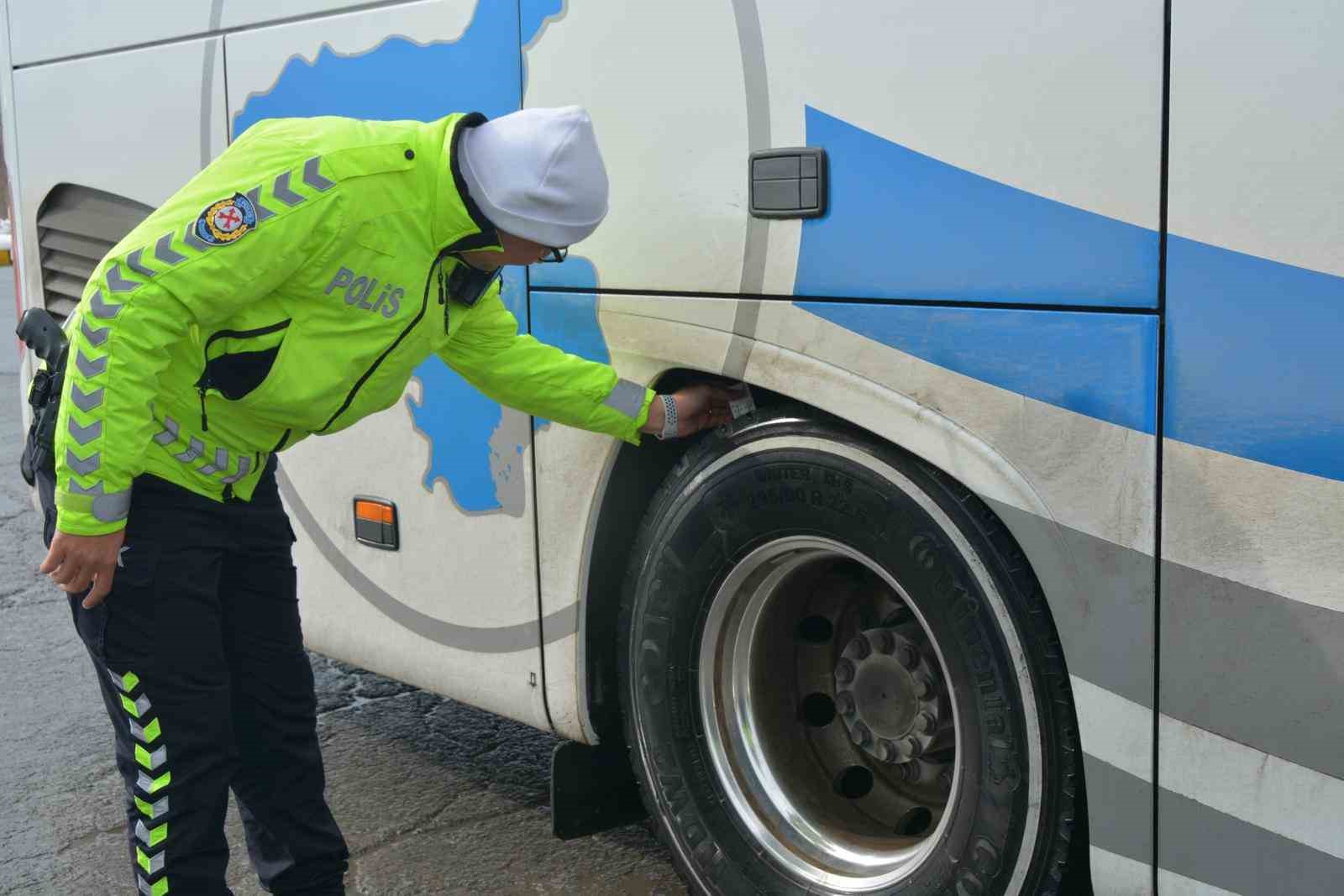 Bitlis polisi otob&uuml;slerde emniyet kemeri bilgilendirmesi yapıyor
