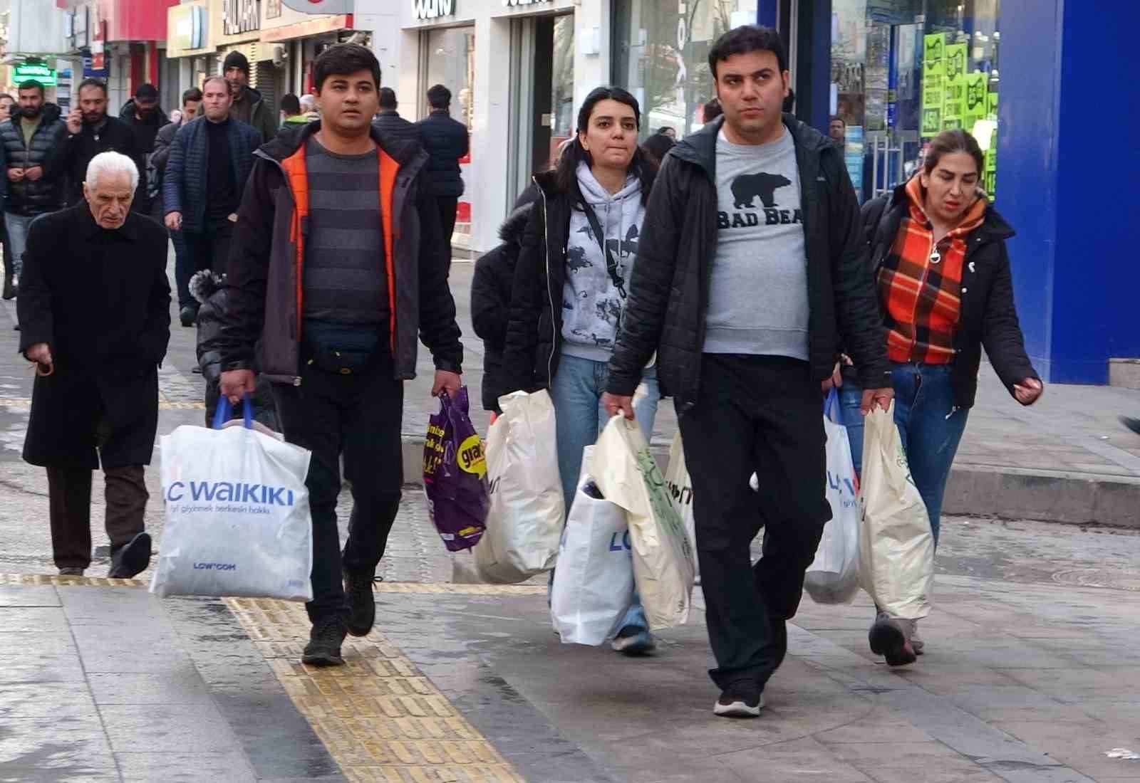 İran’daki 4 günlük tatil Van esnafının yüzünü güldürdü