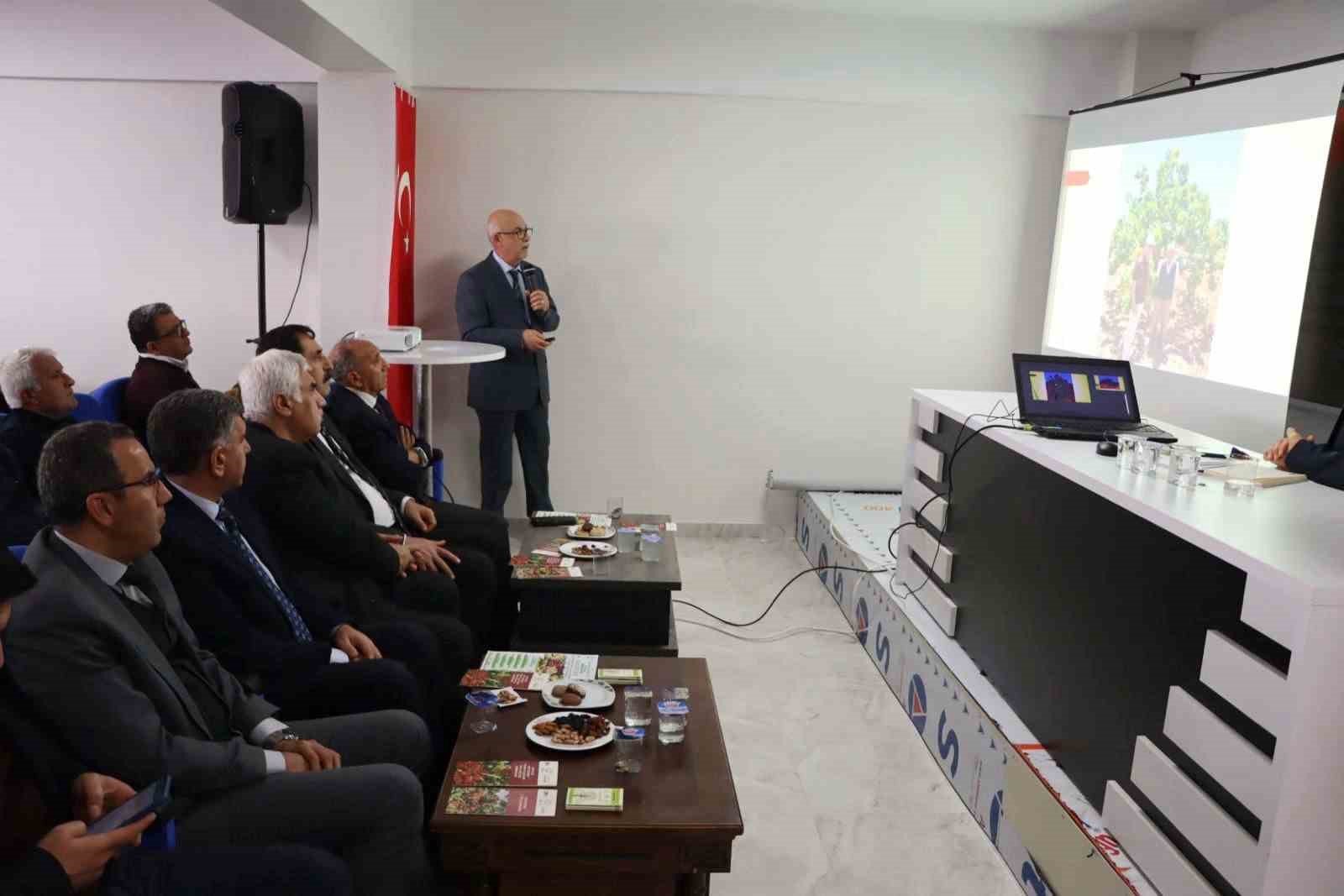 Besni il&ccedil;esinde fıstık &ccedil;alıştayı d&uuml;zenlendi
