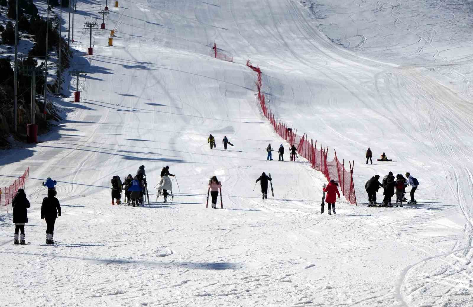 Erzincan&rsquo;da kayak yapmayı bilmeyen &ouml;ğrenci kalmayacak
