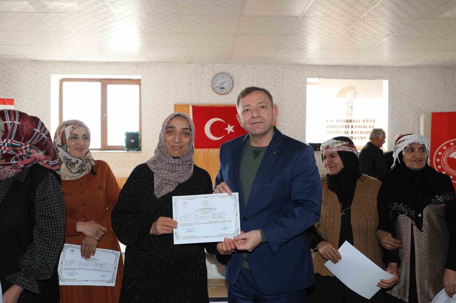 Kars Valisi Polat&rsquo;ın k&ouml;y ziyaretleri s&uuml;r&uuml;yor
