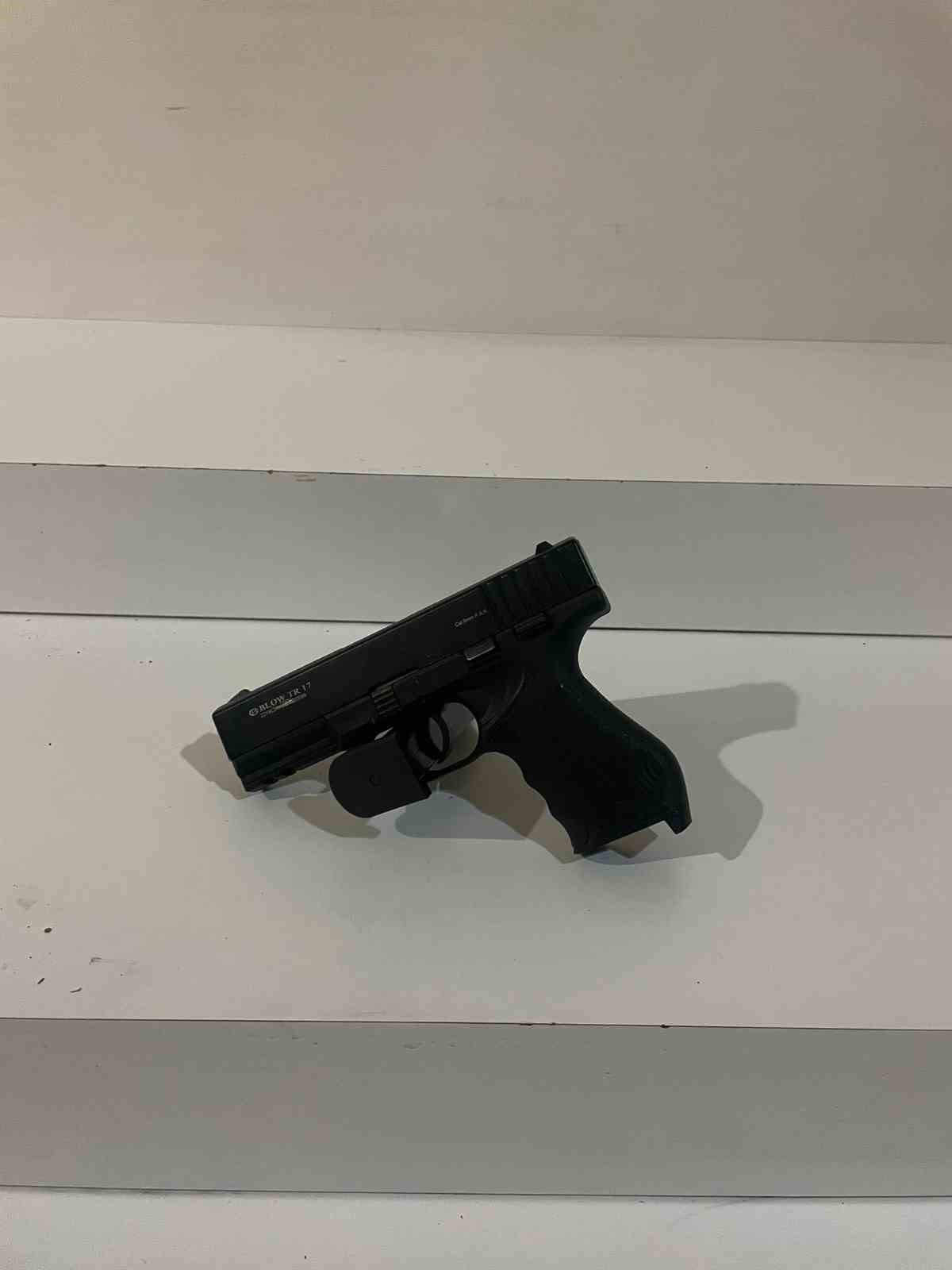 Asker eğlencesi konvoyunda motosiklet &uuml;zerinde havaya ateş a&ccedil;an şahıs kamerada
