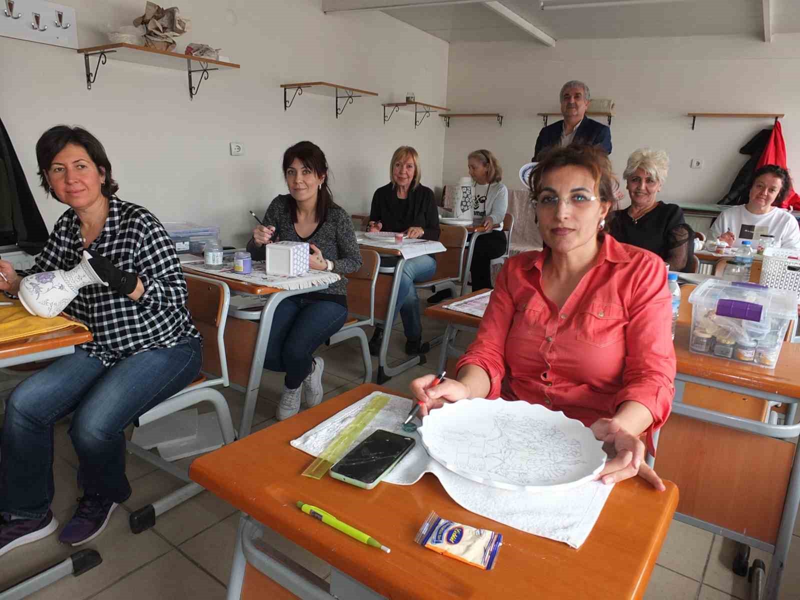 Burhaniye’de çini işlemeciliği kursu ilgi gördü