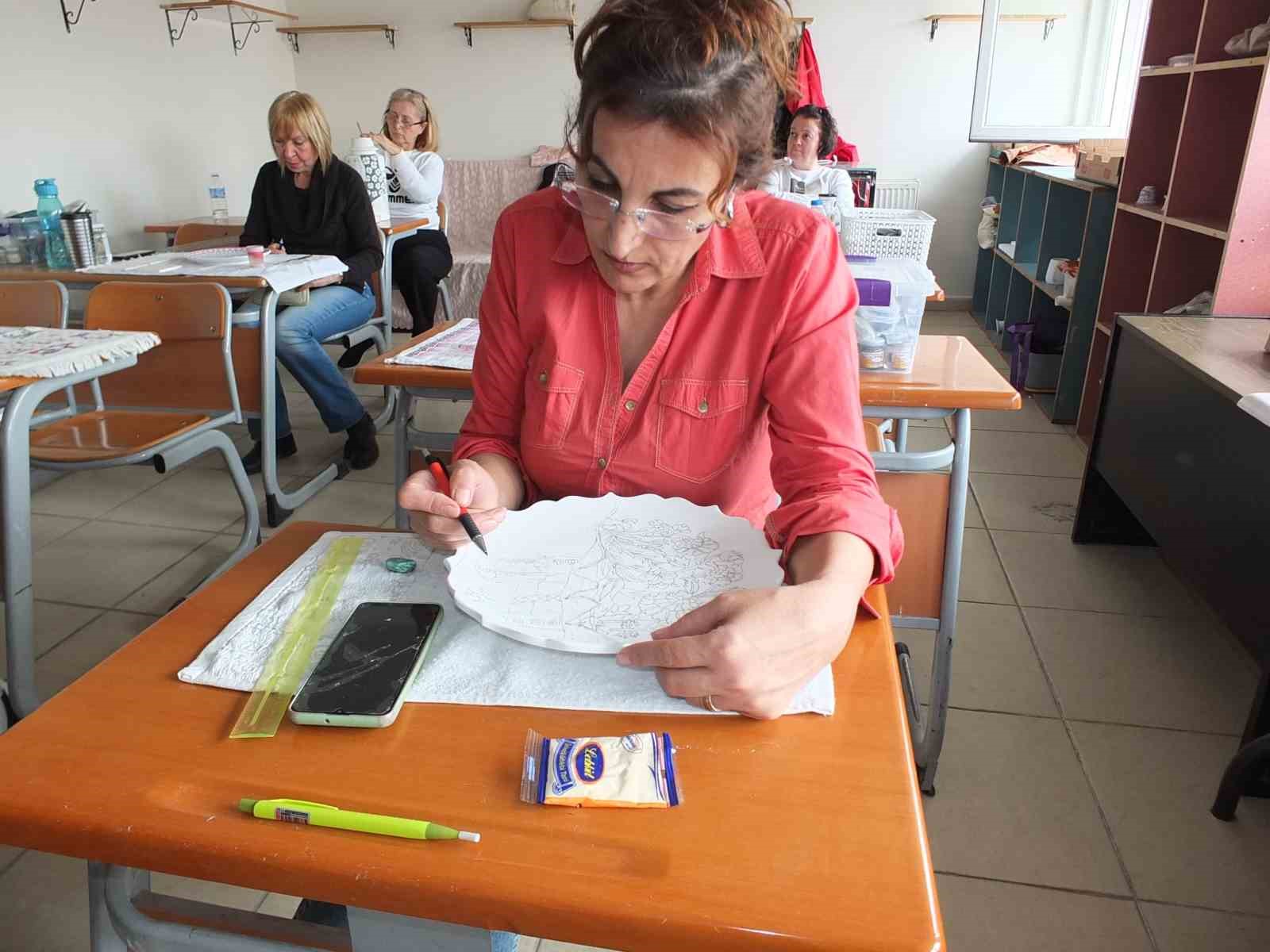 Burhaniye’de çini işlemeciliği kursu ilgi gördü