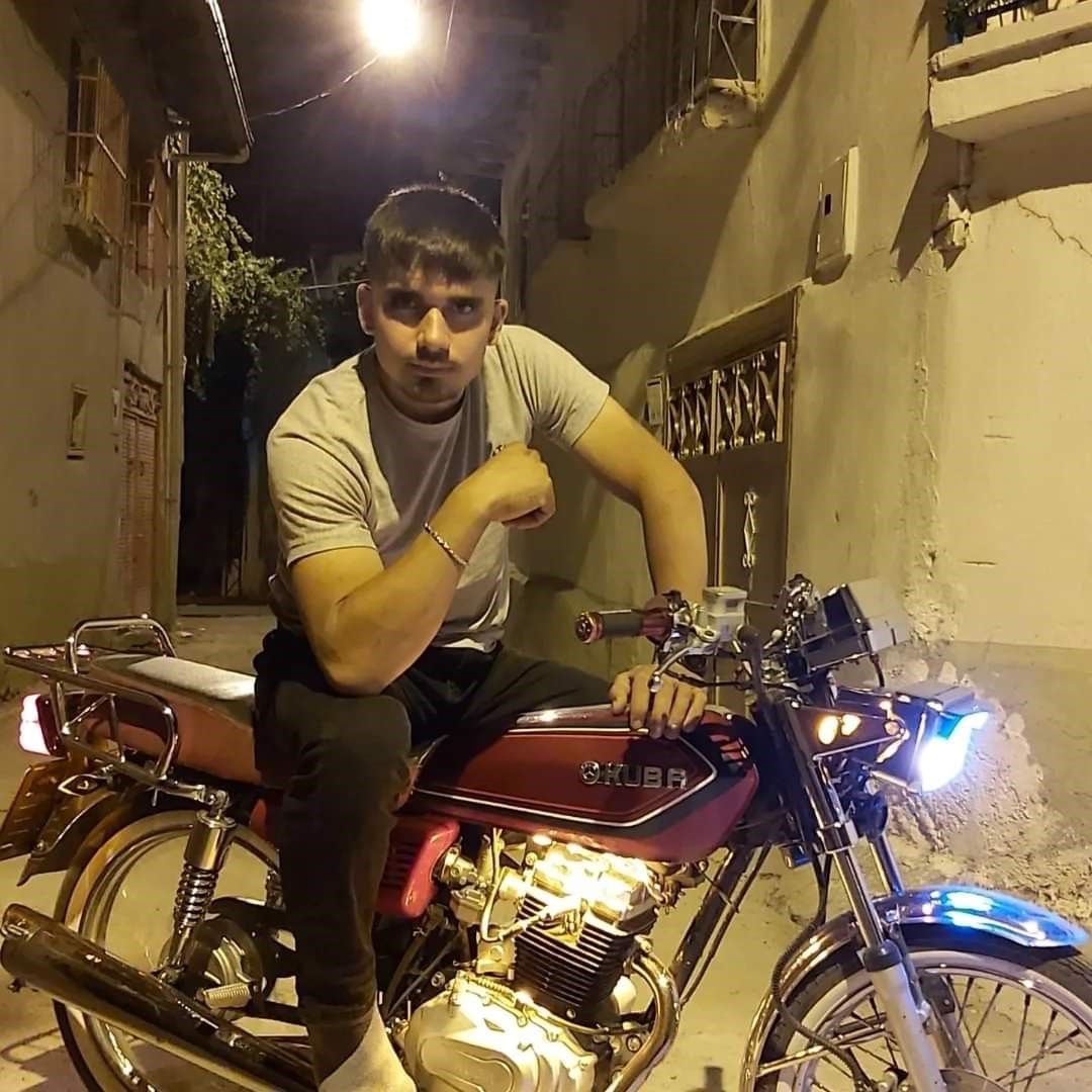 Motosiklet trafik levhasına &ccedil;arptı, s&uuml;r&uuml;c&uuml; hayatını kaybetti
