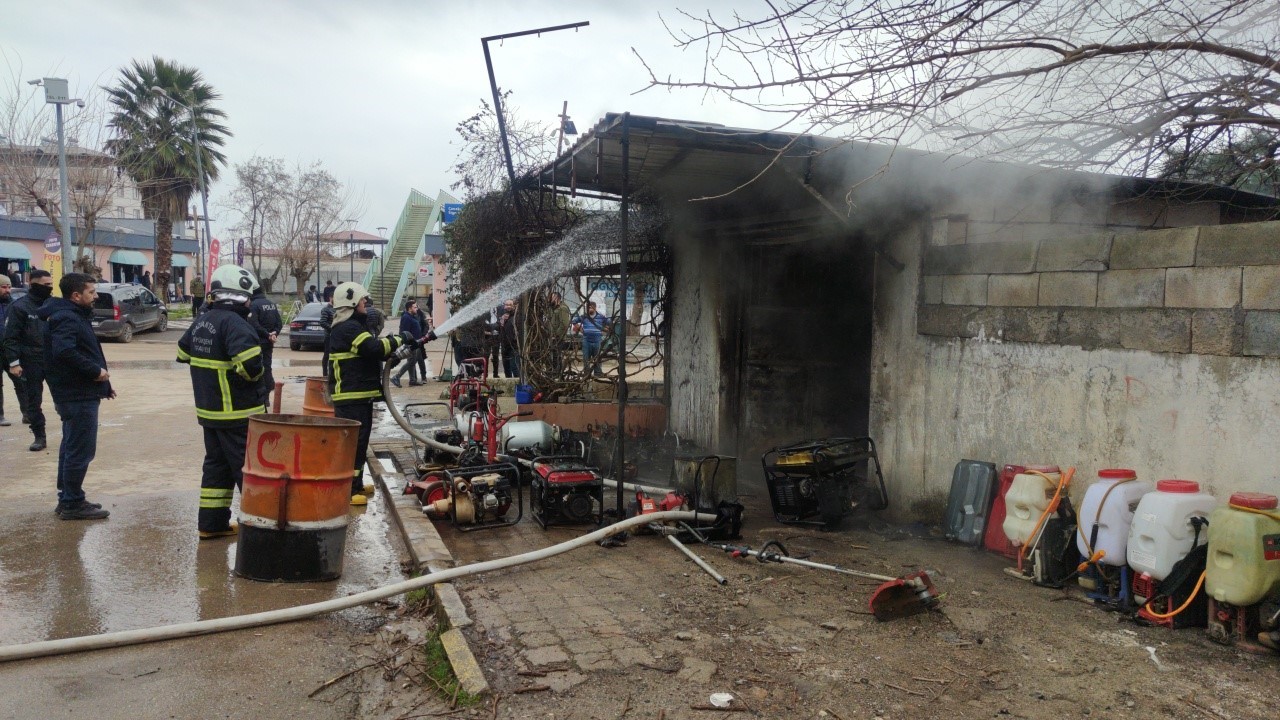 Sobaya yanlışlıkla dökülen benzin iş yerini küle çevirdi
