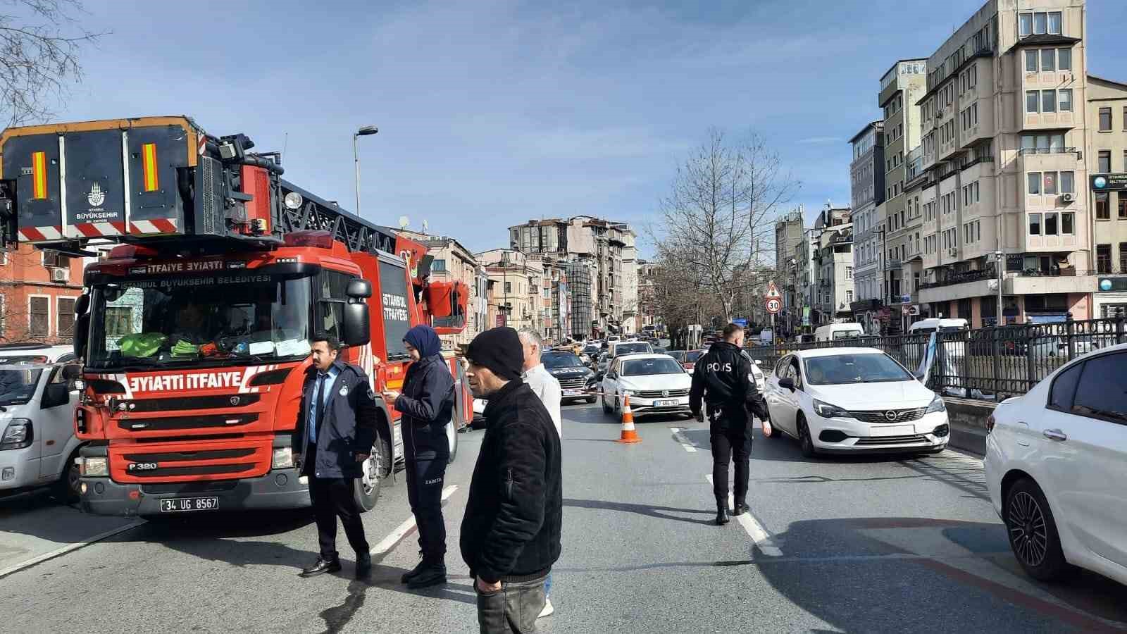 Tarlabaşı Bulvarı&rsquo;nı dumanlar sardı: Kamyonetin kasasındaki malzemeler alev alev yandı
